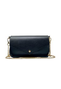Borsa clutch in pelle nera con finitura testurizzata, tracolla in catena dorata e pattina frontale con chiusura a scatto magnetico.