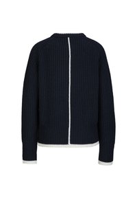 Marineblauer Strickpullover mit strukturiertem Muster, weißen Akzenten entlang des Rückens und der Ärmel sowie einer lockeren Passform. Ausgestattet mit einem Rundhalsausschnitt und gerippten Bündchen.
