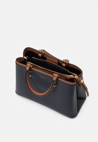 Sac à main en cuir bleu marine avec accents marron, forme structurée, fermeture à glissière, double anse et poche intérieure. Détails en métal doré visibles.