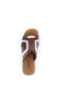 Sandalo scivoloso in pelle marrone con accenti geometrici crema e beige. Suola piatta, cintura larga e sottopiede imbottito. Marchio Gabor visibile.