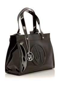 Svart patentläder toteväska med präglad logotyp, silverkedjedetalj och två stabila handtag. Har en strukturerad rektangulär form.