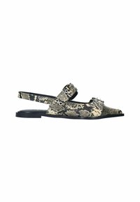 Python-gepatroneerde slingback schoenen in beige en zwart met brede band, ronde studs en een platte zool. Gestructureerd oppervlak met reptielachtig ontwerp.