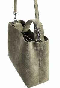 Sac à main en daim vert olive au design structuré, avec des doubles poignées et des accents en métal argenté. Comprend une fermeture éclair et des coutures sur les côtés.