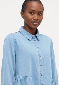 ONLY Petite ONLMARY CANBERRA AUTHENTIC - Blúzka so zapínaním na gombíky - medium blue denim