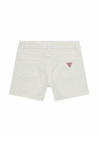 Shorts en denim blanc à coupe droite, avec deux poches arrière et un petit logo triangulaire rouge sur la poche droite.