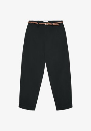 Pantaloni in tessuto nero con vestibilità rilassata, dotati di cintura intrecciata marrone, tasche laterali e risvolti per un aspetto sartoriale.