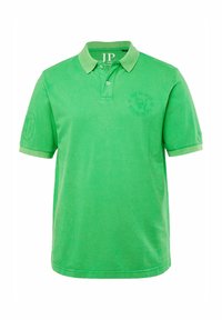 Camiseta polo verde de algodón, con cuello, mangas cortas y un logo bordado en el pecho y la manga.