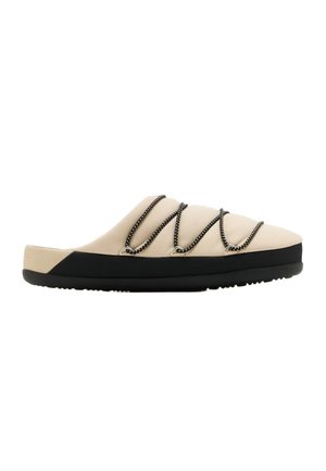 Chaussure beige à enfiler avec semelle noire et trois cordons élastiques noirs croisant le dessus pour la décoration et le maintien.