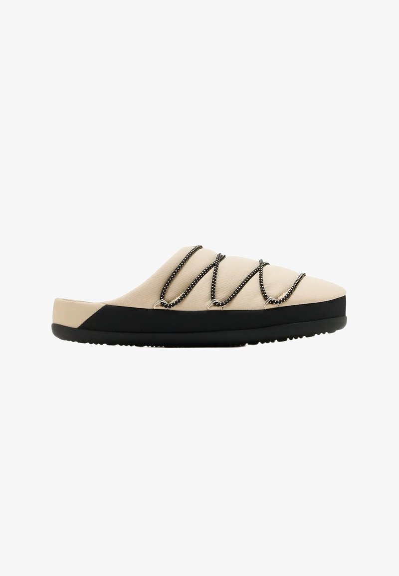 Chaussure beige à enfiler avec semelle noire et trois cordons élastiques noirs croisant le dessus pour la décoration et le maintien.