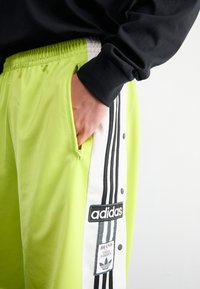 adidas Originals MEGABREAK - Treniņtērpa apakšdaļas - bahia glow