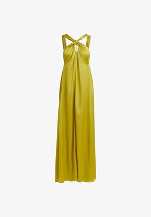 Abito lungo in raso giallo senape con scollo halter attorcigliato e dettagli plissettati sul davanti, che scende fino all'orlo a terra.