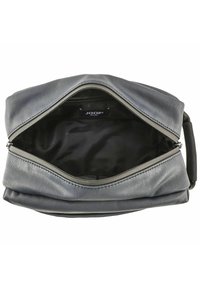 Borsa in tessuto grigio con superficie testurizzata, apertura con cerniera e interno nero. Presenta un'etichetta all'interno con la scritta "JOOP! JEANS."