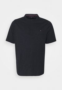 Černé polo tričko s límečkem na knoflíky, krátkými rukávy a jemnou texturou. Na hrudi se nachází malé logo v červené a bílé barvě.