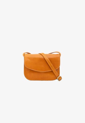 Compact bruine leren crossbodytas met afgeronde klep en verstelbare riem, afgebeeld tegen een witte achtergrond.