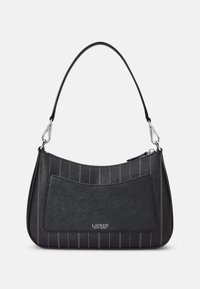 Μαύρη τσάντα χειρός με λεία υφή, με κατακόρυφες ριγωτές σχέσεις, κοντό χερούλι και ασημένια αξεσουάρ. Λογότυπο ανάγλυφο μπροστά.