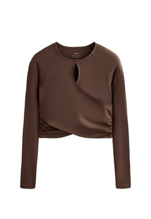 Hnedý krátky top z hladkej látky, s dlhými rukávmi a výrezom v tvare kľúčovej dierky. Dizajn obsahuje nariasené detaily na boku.