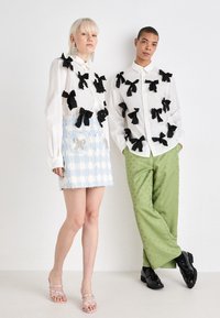 Sister Jane PENNY BOW UNISEX - Blúzka so zapínaním na gombíky - white