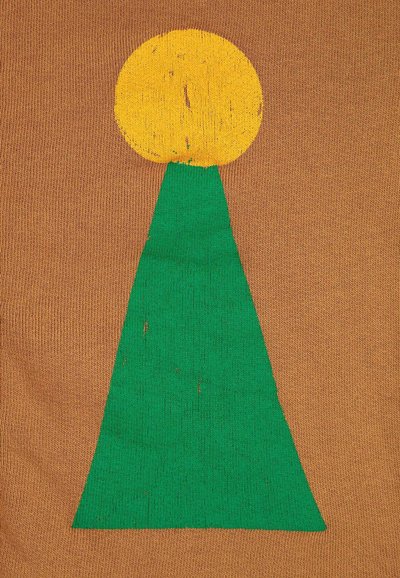 Un tessuto marrone presenta una forma triangolare verde con un cerchio giallo in cima. Il design ha un aspetto testurizzato con lievi imperfezioni.