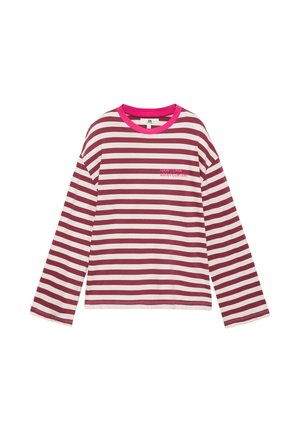 Camicia a maniche lunghe con strisce orizzontali color granata e bianco, colletto rosa acceso e piccolo testo rosa sul petto con la scritta "I DON'T CARE ABOUT CONTENT."