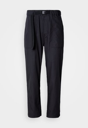 Mustavad, kerged püksid elastse vöökoha, eemaldatava vöö, külgtaskute ja kitseneva jala disainiga. Sile tekstuur.