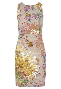 Beżowa sukienka bez rękawów z dopasowanym pasem, ozdobiona dużymi żółtymi i brązowymi wzorami kwiatowymi oraz małymi skupiskami różowych, fioletowych i zielonych kwiatów.