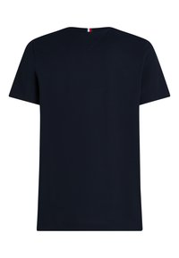 Μπλε ναυτικό T-shirt με κοντά μανίκια και στρογγυλή λαιμόκοψη, με μικρή κάθετη λεπτομέρεια με κόκκινες, λευκές και μπλε ρίγες στο πίσω μέρος της λαιμόκοψης.