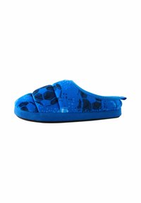 Blå fleece toffel med svarta och blå abstrakta mönster, rundad tå, vadderad insida och en gummisul för grepp och stabilitet.