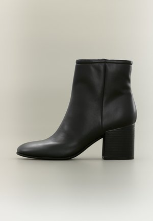 Guess, ALEXAA - Botines de cuña - black