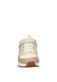 Beige en roze Skechers sneakers voor kinderen met klittenbandsluiting en veters, gezien van de voorkant.