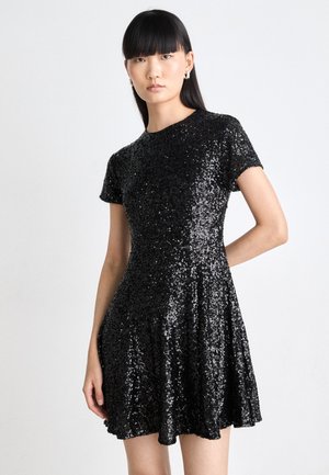 Rochie neagră cu paiete, cu design cu mâneci scurte, decolteu rotund și fustă evazată. Prezintă o textură netedă, strălucitoare pe întreaga suprafață.