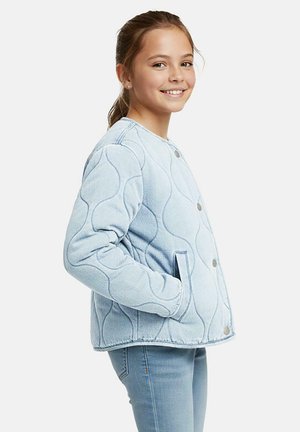 Lichtblauwe spijkerjasje met een doorgestikt golfpatroon, ronde halslijn en voorzakken. Voorzien van metalen drukknopen langs de sluiting.