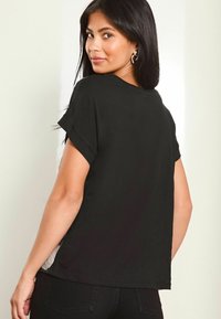 Lipsy EMBELLISHED FLORAL REGULAR FIT - Trükipildiga T-särk - black