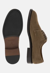 Chaussures habillées en daim marron à lacets avec semelles en caoutchouc noir, vues de dessous et de côté. Taille 42, fabriquées en Italie par Boggi Milano.