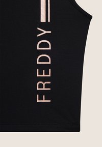 Top corto nero realizzato in tessuto elasticizzato, con un grande logo metallico rosa oro "FREDDY" stampato verticalmente su un lato.