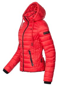 Röd vadderad jacka med huva, diagonalt quiltat mönster, svarta dragkedjor och ribbade ärmslut. Har en logotyp patch på överarmen.