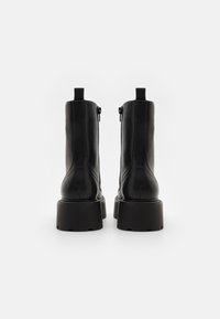 Madden Girl CHASE - Botine cu platformă - black paris