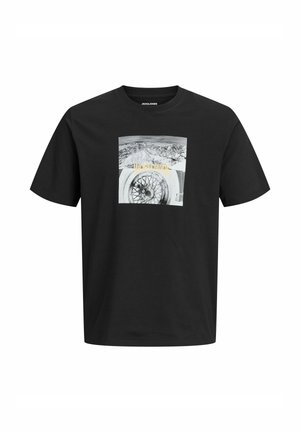 Sort t-shirt med korte ærmer med et forsideprint af et bjerglandskab, et bildekk og ordet "WORLDWIDE" i gul.