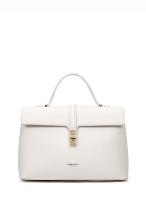 Sac à main en cuir blanc avec une forme structurée, doté d'une fermeture à clasp doré, d'une courte anse et d'un logo embossé sur le devant.