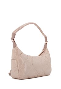 Borsa a spalla beige trapuntata con design curvo, texture imbottita e tracolla corta con dettagli in metallo dorato.