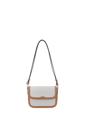 Sac bandoulière blanc avec garniture beige, motif losange cousu et sangle noire réglable suspendu sur fond blanc.