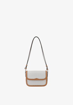 Sac bandoulière blanc avec garniture beige, motif losange cousu et sangle noire réglable suspendu sur fond blanc.