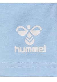 Himmelblaues Baumwollgewebe mit einem weißen Logo, das ein Bienendesign und das Wort "hummel" darunter zeigt. Die Textur ist glatt mit leichtem Stretch.
