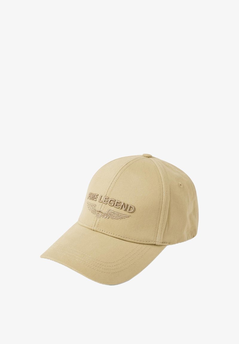 Lys beige kasket med en buet skygge, der har "FIVE LEGEND" broderet i mørkere beige med vinge detaljer. Lavet af stof med struktureret overflade.