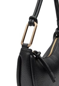 Borsa a mano nera in pelle con finitura texturizzata, dotata di accenti in metallo dorato e tracolla regolabile con dettaglio annodato.
