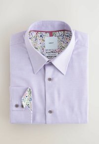 Fliederfarbenes kariertes Baumwollhemd mit einem geblümten Innenkragen und Ärmelbündchen. Verfügt über Knopfverschlüsse, ein lässiges Design und eine weiche Textur.