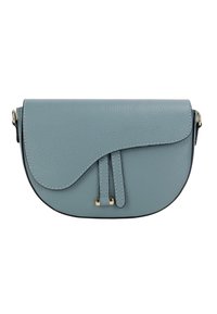 Hellblaues Leder-Clutch mit einer gewölbten Klappe, zwei vorderen Riemen, goldenen Hardware-Akzenten und kontrastierenden Nähten. Glatte Textur.