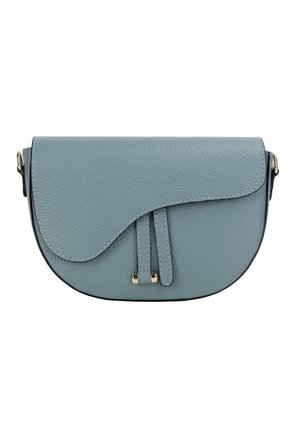 Hellblaues Leder-Clutch mit einer gewölbten Klappe, zwei vorderen Riemen, goldenen Hardware-Akzenten und kontrastierenden Nähten. Glatte Textur.