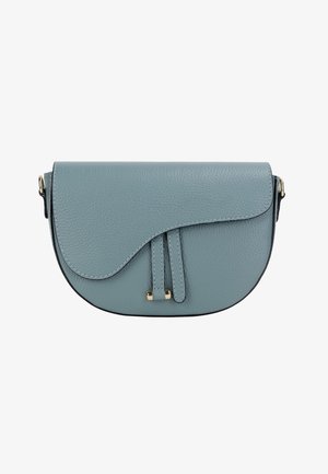 Hellblaues Leder-Clutch mit einer gewölbten Klappe, zwei vorderen Riemen, goldenen Hardware-Akzenten und kontrastierenden Nähten. Glatte Textur.