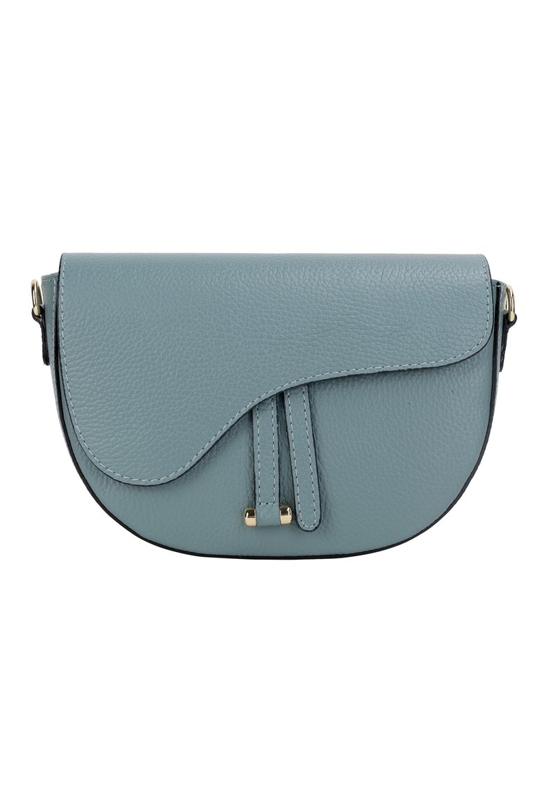 Hellblaues Leder-Clutch mit einer gewölbten Klappe, zwei vorderen Riemen, goldenen Hardware-Akzenten und kontrastierenden Nähten. Glatte Textur.