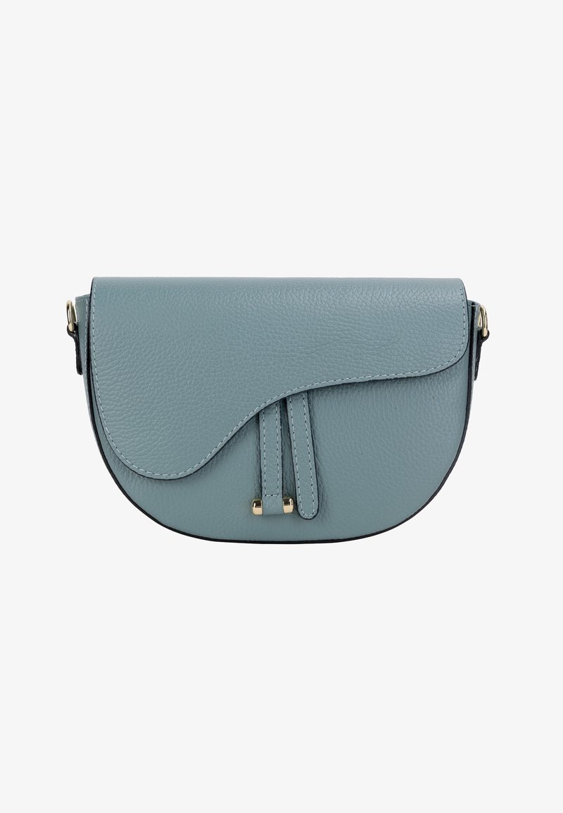 Lichtblauwe leren clutch met een gebogen klep, dubbele voorkeursbanden, gouden hardware-accenten en contrasterende stiksels. Gladde textuur.